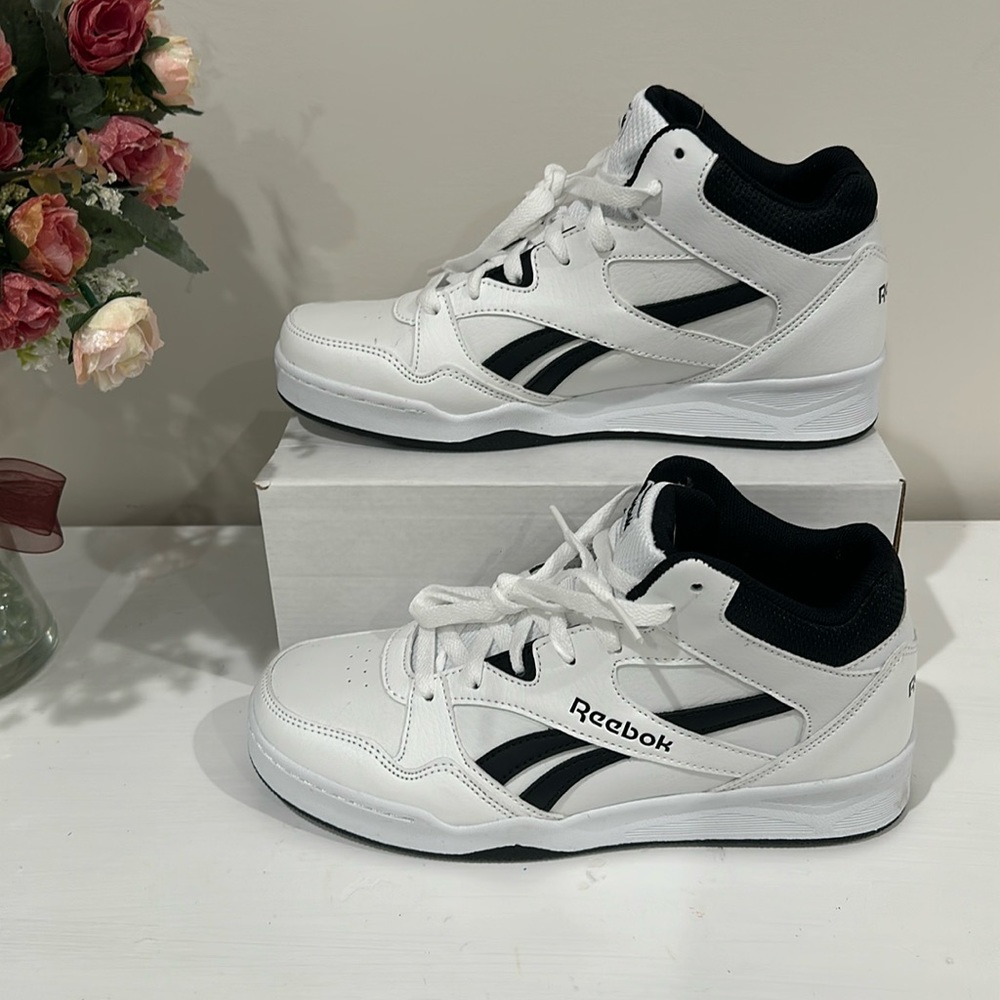 Reebok Boys White/Black Sneakers Size 4 NEW